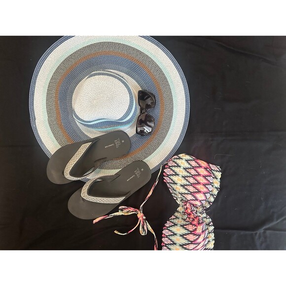 Victoria’s Secret 34DD molded ruffle bikini top - Picture 2 of 3